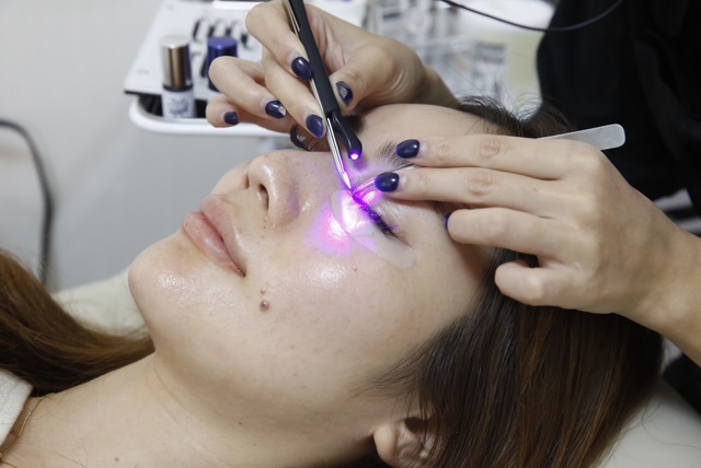 LEDライトで施術 | 大阪府八尾のまつエクならLyspois